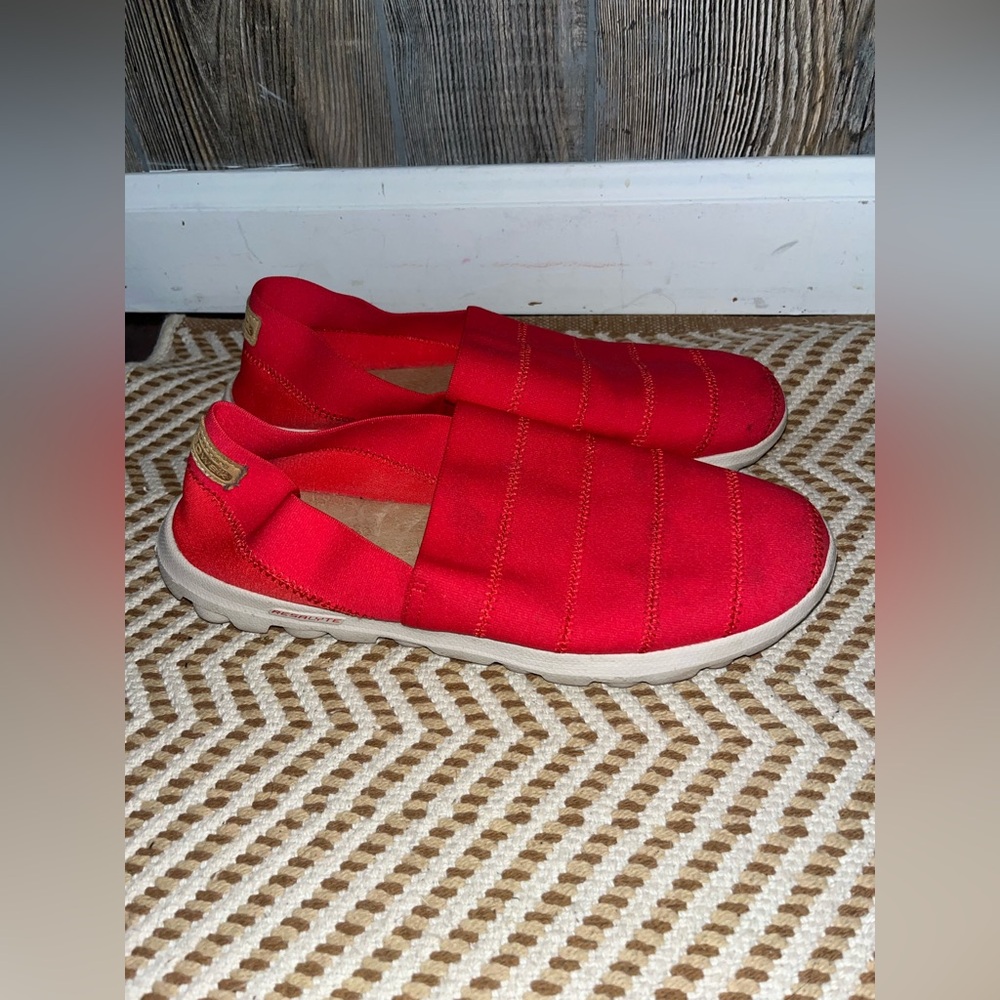 Skechers go walk size 8.5W coral bright pink canvas slip on shoes